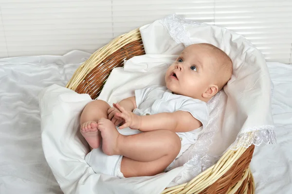 Schattige babymeisje in de mand — Stockfoto