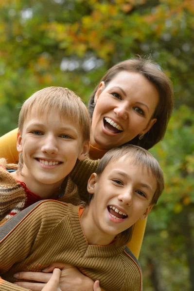 Mère et fils dans le parc d'automne — Photo