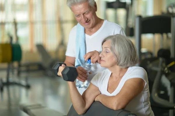 Senior pareja haciendo ejercicio en el gimnasio — Foto de Stock