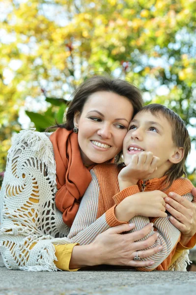 Madre e figlio nel parco — Foto Stock