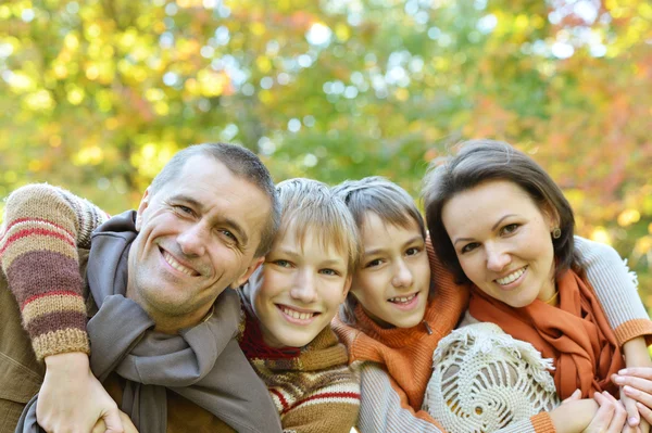 Familia relajante en el parque de otoño — Foto de Stock