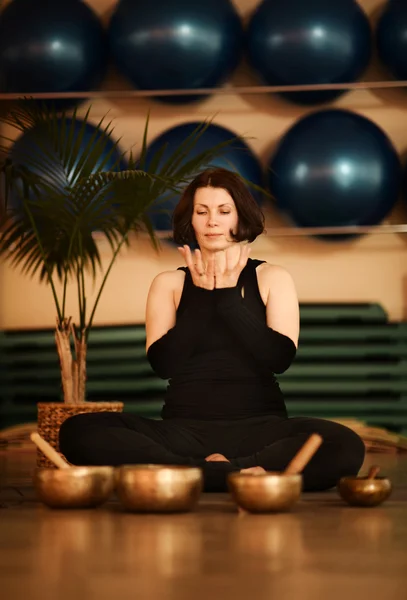 Mujer morena haciendo ejercicios de yoga — Foto de Stock