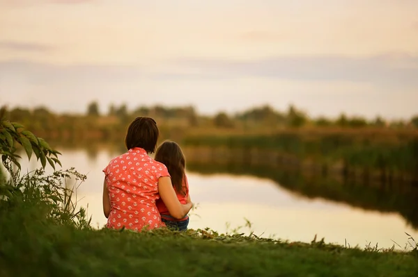 Kleines Mädchen mit Mutter am See — Stockfoto