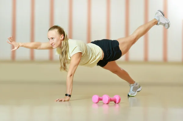 Mulher trabalhando no estúdio de fitness — Fotografia de Stock