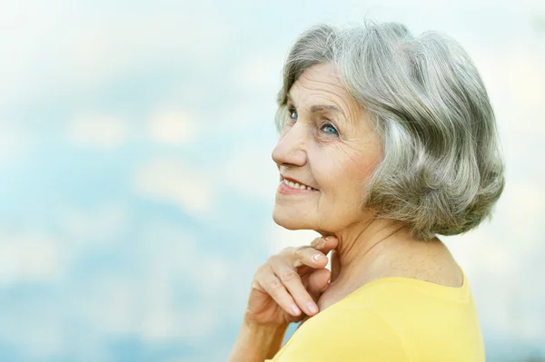 Vieja disfrutando de un paseo —  Fotos de Stock