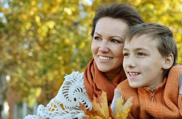 Mutter und Sohn im Park — Stockfoto