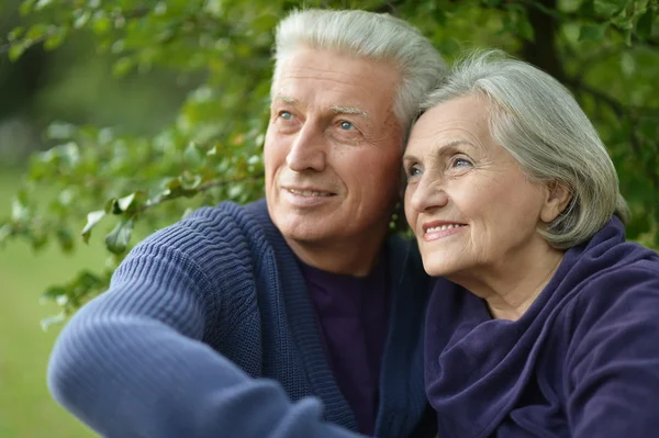 Ouder paar knuffelen in het park — Stockfoto