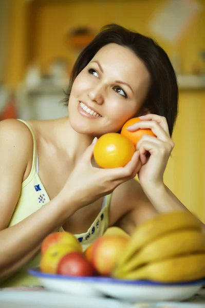 Giovane donna con frutta a casa — Foto Stock