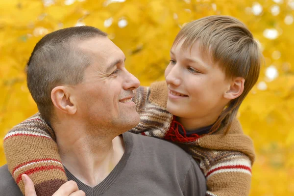 Pai e filho no parque de outono — Fotografia de Stock