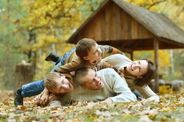 Сім'я відпочиває в осінньому парку — стокове фото