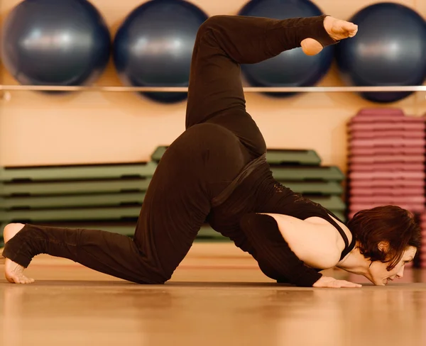 Mujer morena haciendo ejercicios de yoga — Foto de Stock