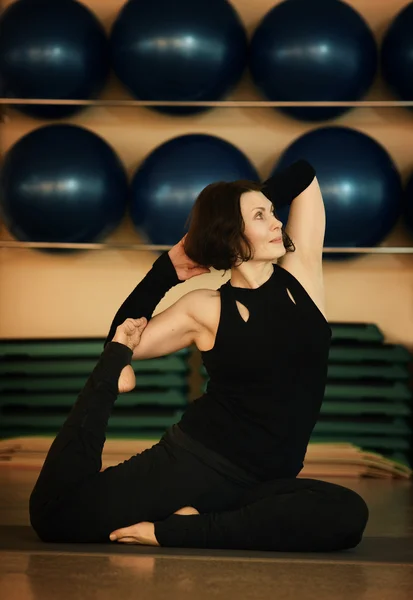 Mujer morena haciendo ejercicios de yoga — Foto de Stock