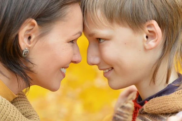 Madre e figlio nel parco — Foto Stock