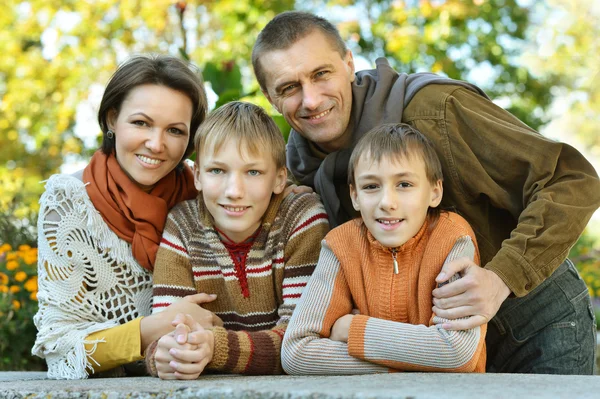 Familie entspannt im Herbstpark — Stockfoto