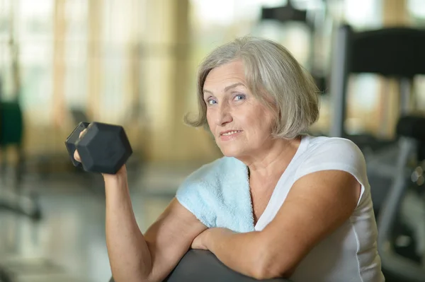 Senior vrouw uitoefenen in de sportschool — Stockfoto