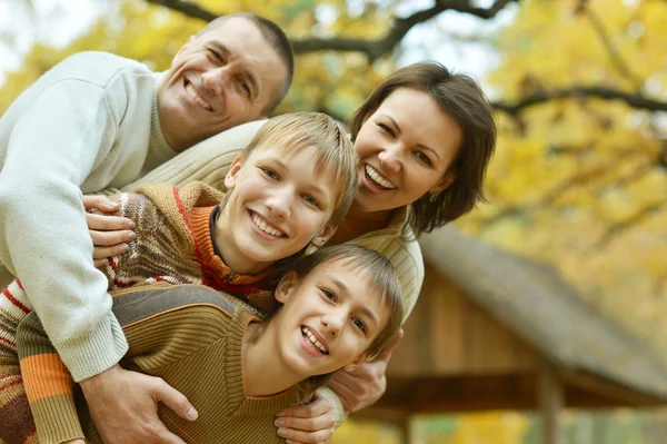 Familjen avkopplande i höst park — Stockfoto