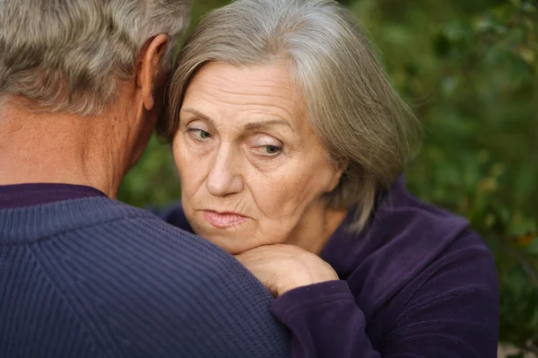 Üzgün yaşlı kadın kocası ile — Stok fotoğraf