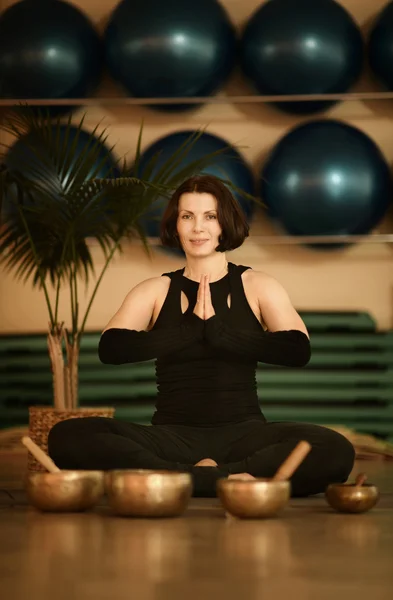 Mujer morena haciendo ejercicios de yoga — Foto de Stock