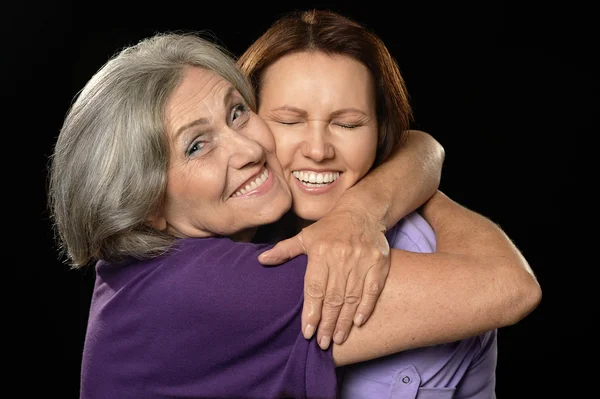 Mãe feliz abraçando sua filha — Fotografia de Stock