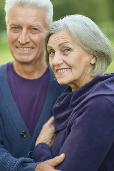 Senior par omfamnar utomhus — Stockfoto