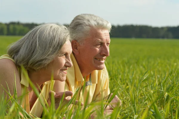 Altes Paar liegt auf dem Feld — Stockfoto