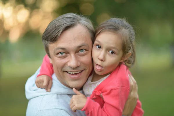 Meisje toont haar tong in de natuur — Stockfoto