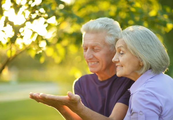 Man toont zijn handen — Stockfoto