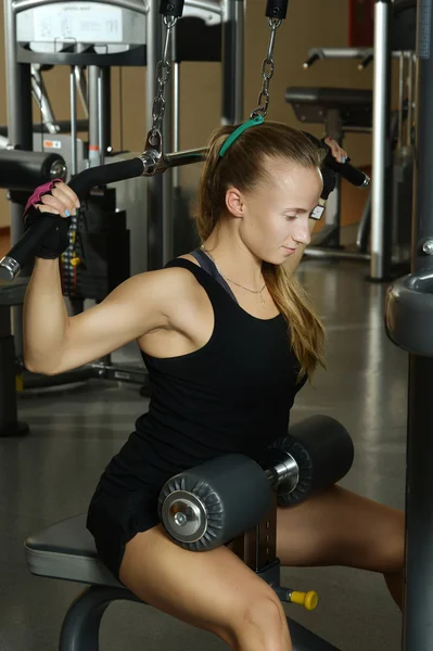 Młoda kobieta treningu w siłowni — Zdjęcie stockowe