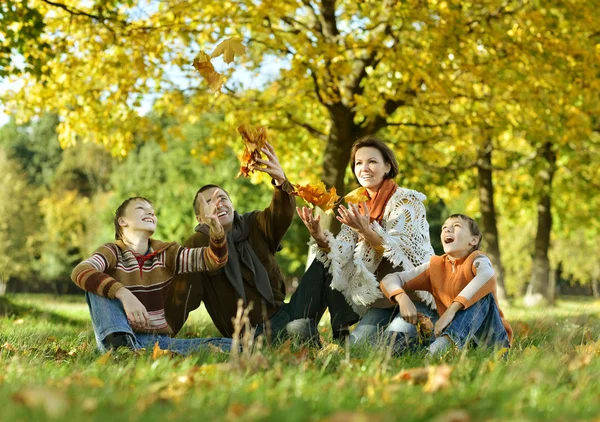 Sonbahar parkında bir aile — Stok fotoğraf