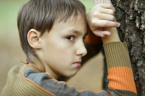 Menino triste no outono — Fotografia de Stock