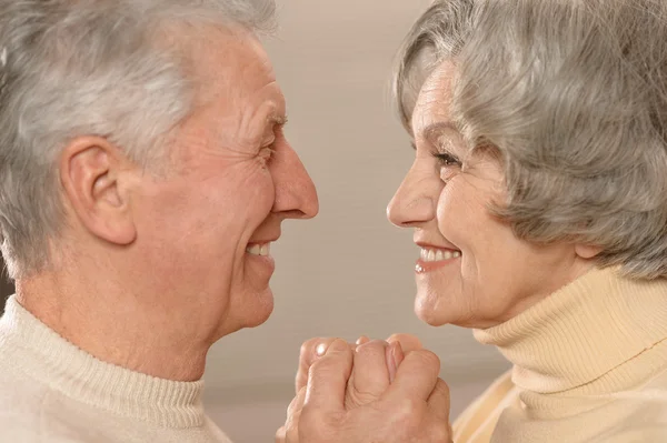 Feliz pareja de ancianos en casa — Foto de Stock