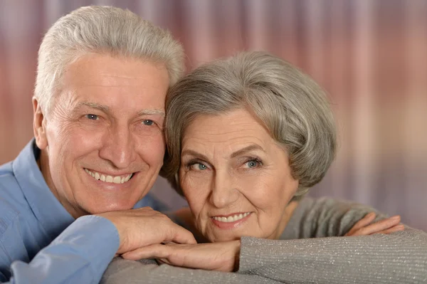 Heureux couple aîné à la maison — Photo