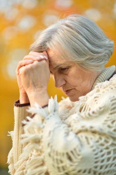 Mujer anciana pensativa — Foto de Stock