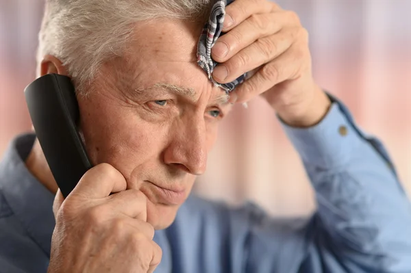 Sjukt gammal man ringer läkare — Stockfoto