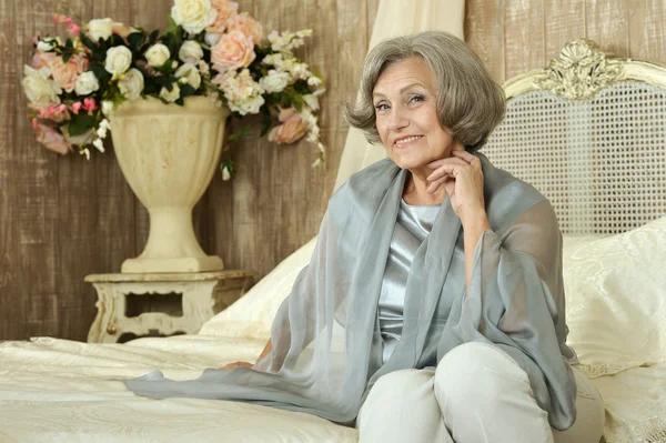 Yaşlı kadını kanepede — Stok fotoğraf