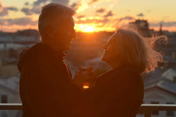 Pareja mayor sobre el cielo del atardecer — Foto de Stock