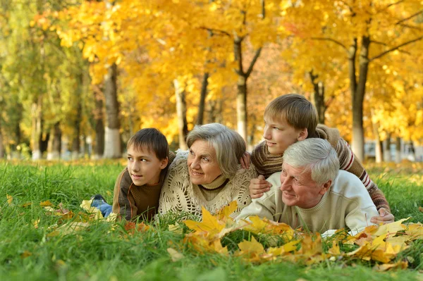 Abuelos y nietos en el parque de otoño — Foto de Stock