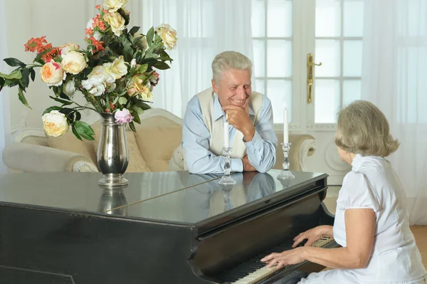 Senior vrouw piano spelen — Stockfoto