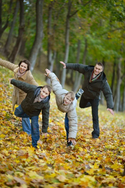 Famille dans le parc d'automne — Photo