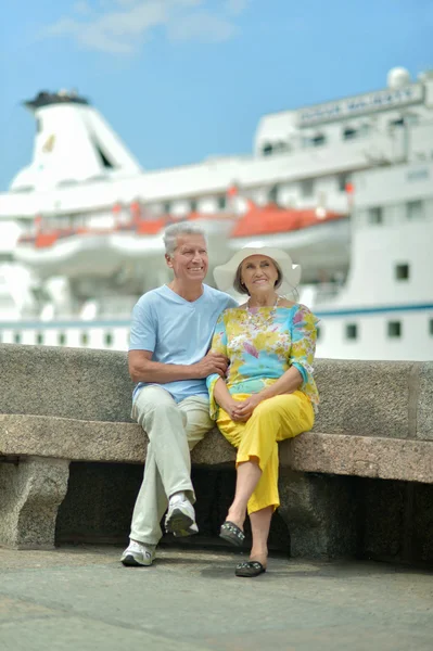 Пожилая пара рядом с кораблем — стоковое фото