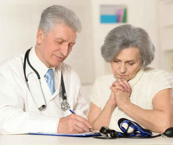 Médico de edad avanzada con paciente — Foto de Stock