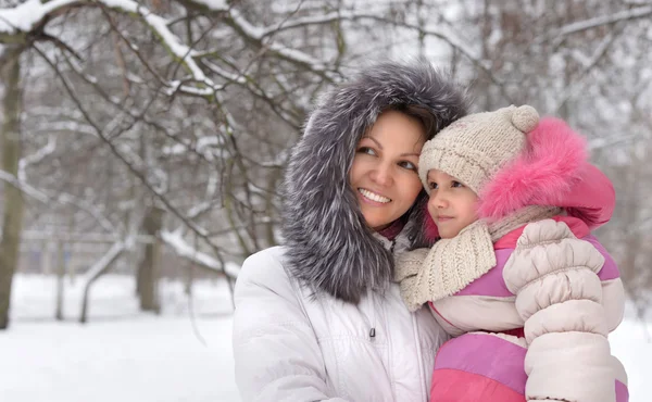 Mor och dotter i vinter — Stockfoto