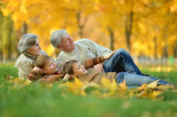 Abuelos y nietos en el parque de otoño — Foto de Stock