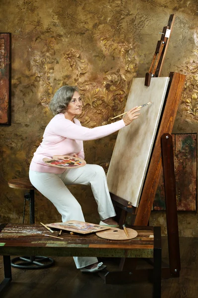 Mature female artist painting — Stock Photo, Image