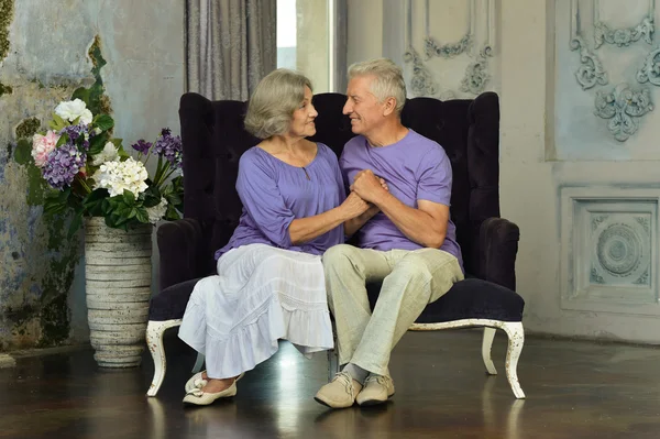 Bejaarde echtpaar zitten in vintage interieur — Stockfoto