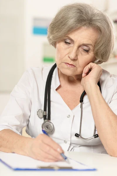 Thinking senior doctor woman — Stock Photo, Image