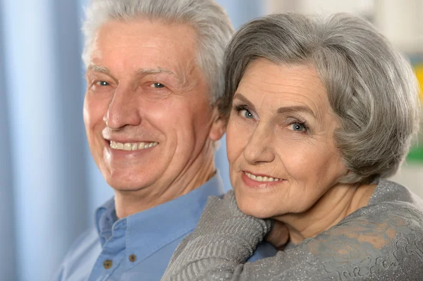 Heureux couple aîné à la maison — Photo