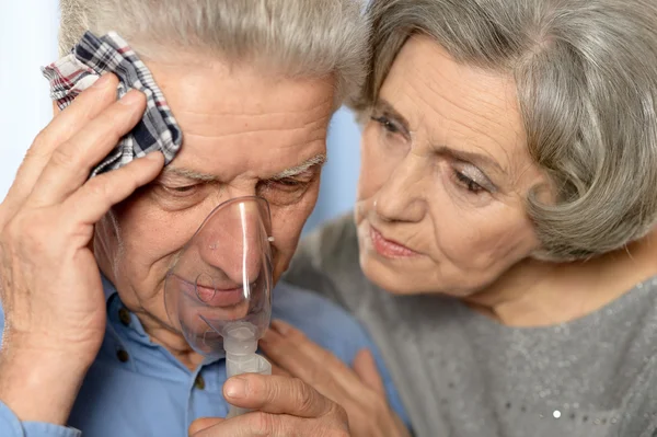 Zieke bejaarde man bedrijf inhalator — Stockfoto