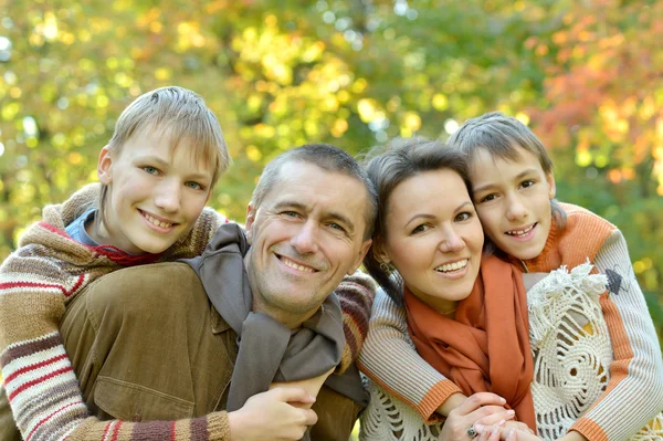 Familie ontspannen in herfst park — Stockfoto