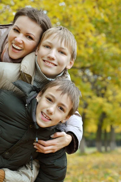 Bella madre e figli — Foto Stock